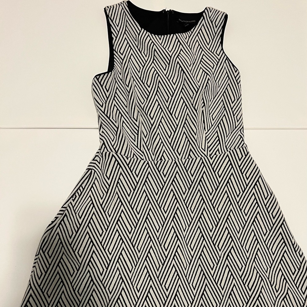 Banana Republic black & white A-Line Dress w/ pockets, size 2